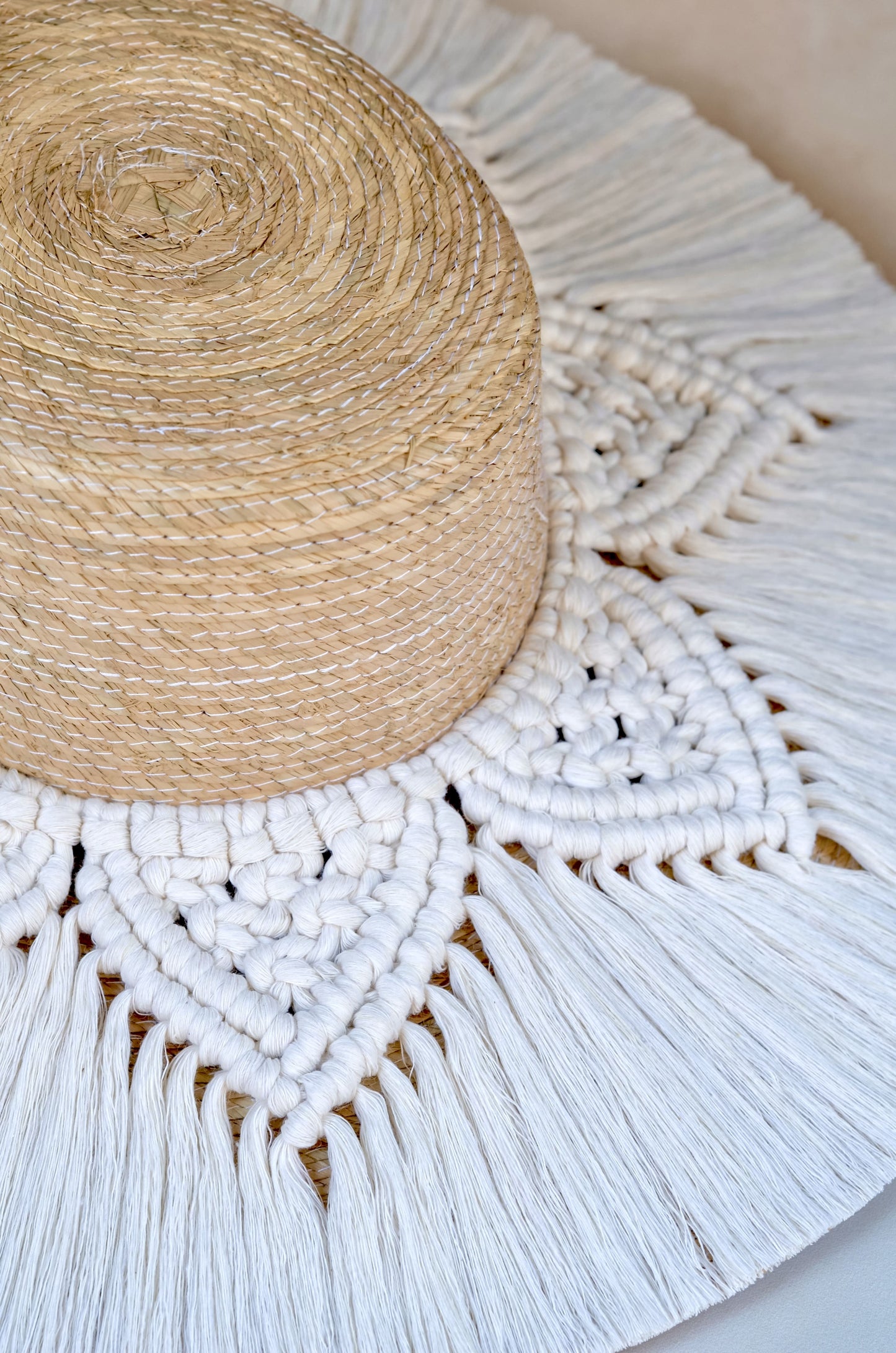Detalle de toquilla de algodón tejida a mano en técnica macramé en sombrero Mandala