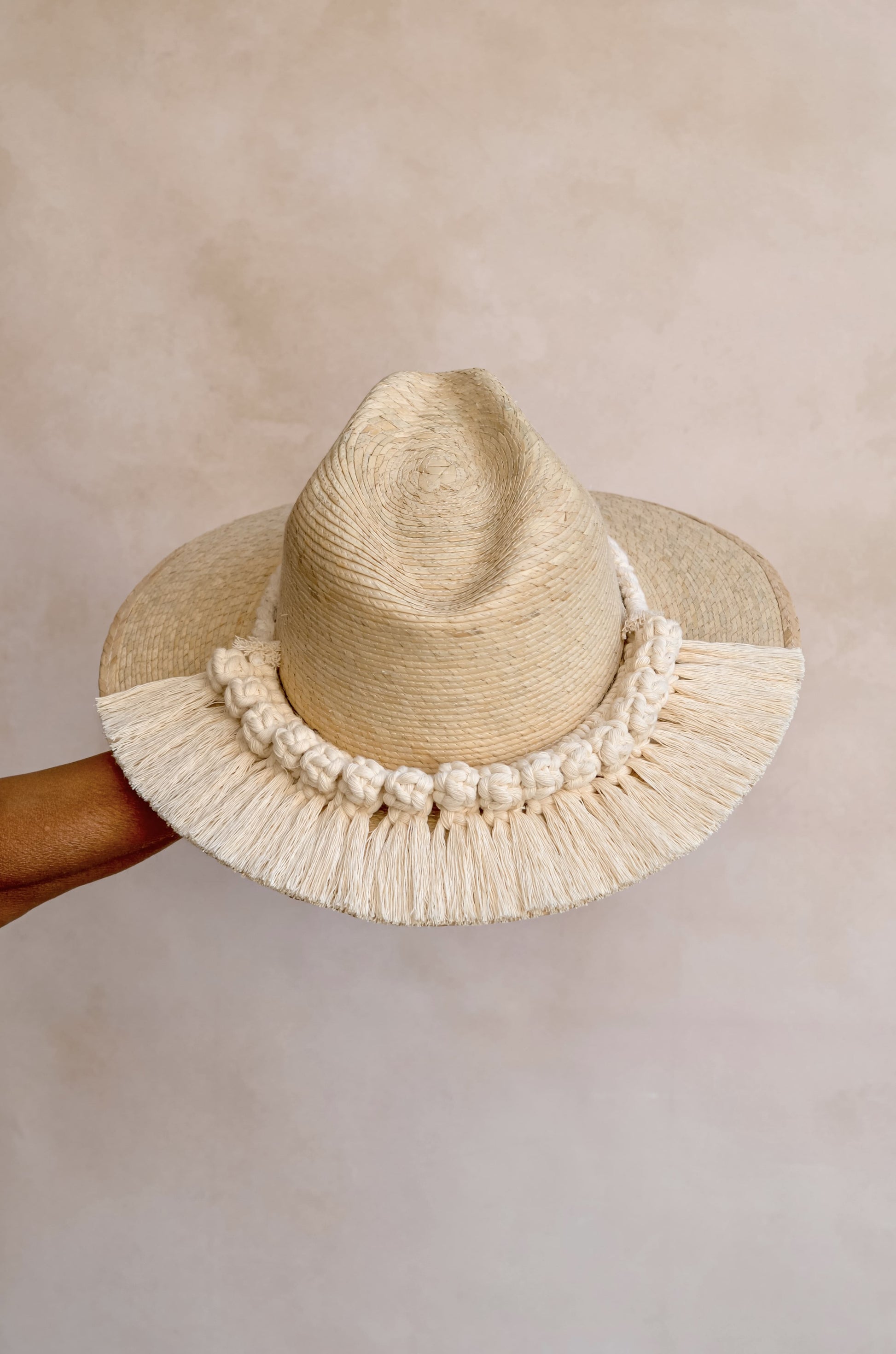  Sombrero Greta de palma blanca - Vista posterior horma explorer con macramé - STELLINA