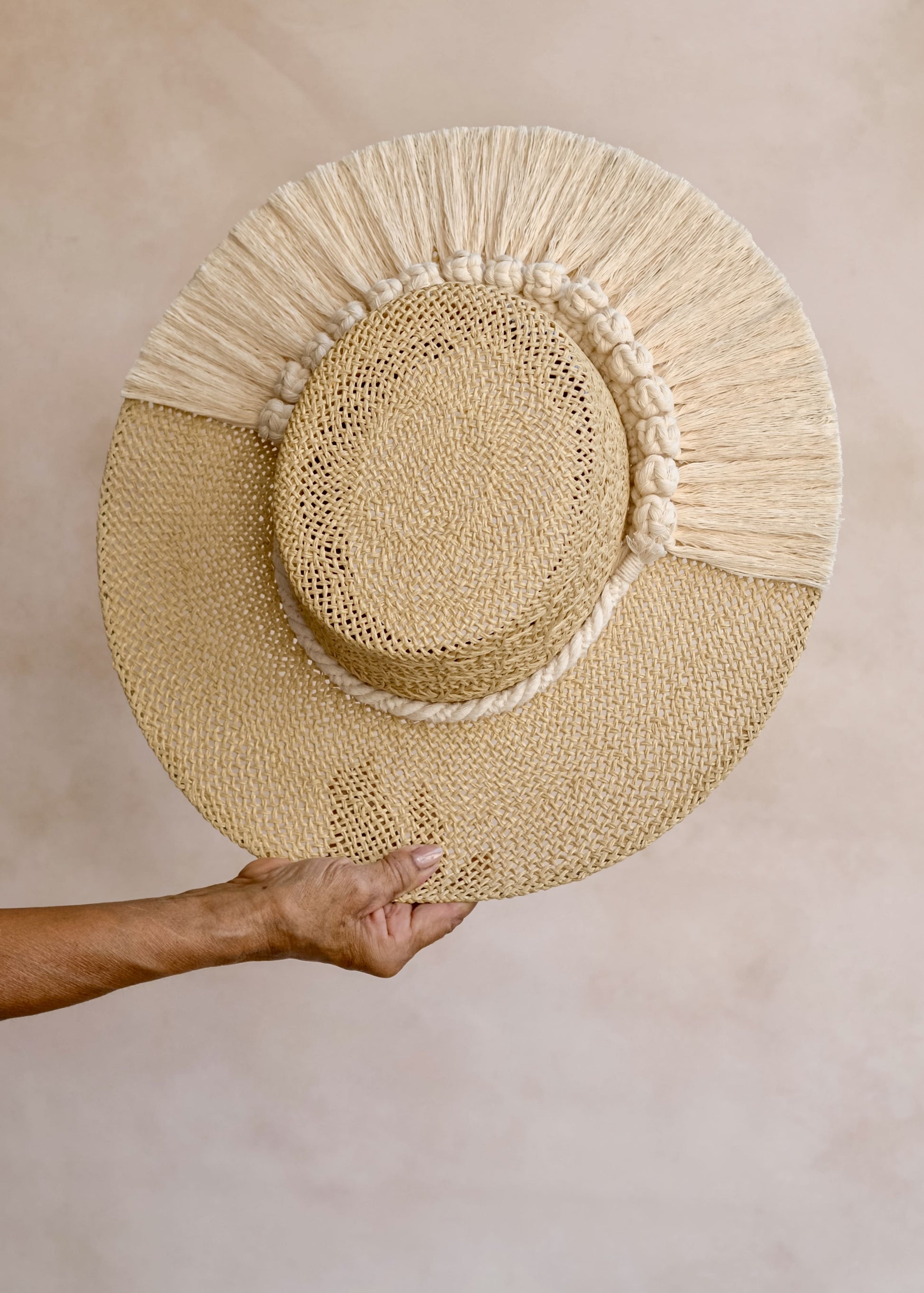 : Sombrero Greta cordobés de yute refinado con toquilla de macramé - Vista superior copa plana - STELLINA