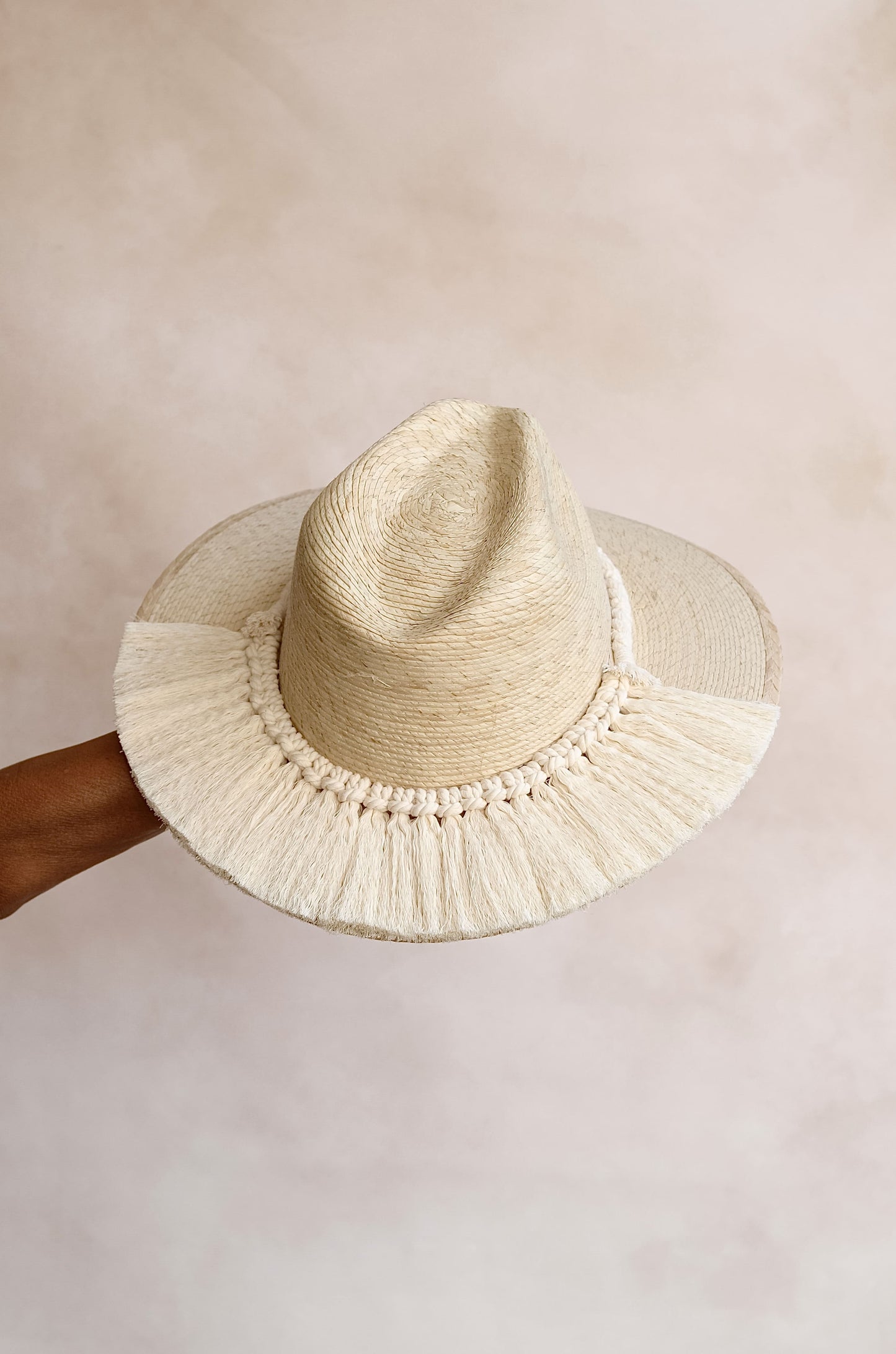 Sombrero artesanal Marbella - Vista completa palma blanca horma explorer con flecos - STELLINA