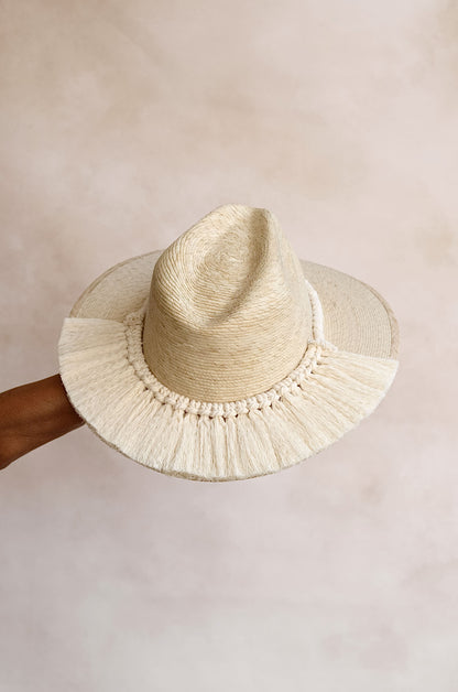 Sombrero artesanal Marbella - Vista completa palma blanca horma explorer con flecos - STELLINA