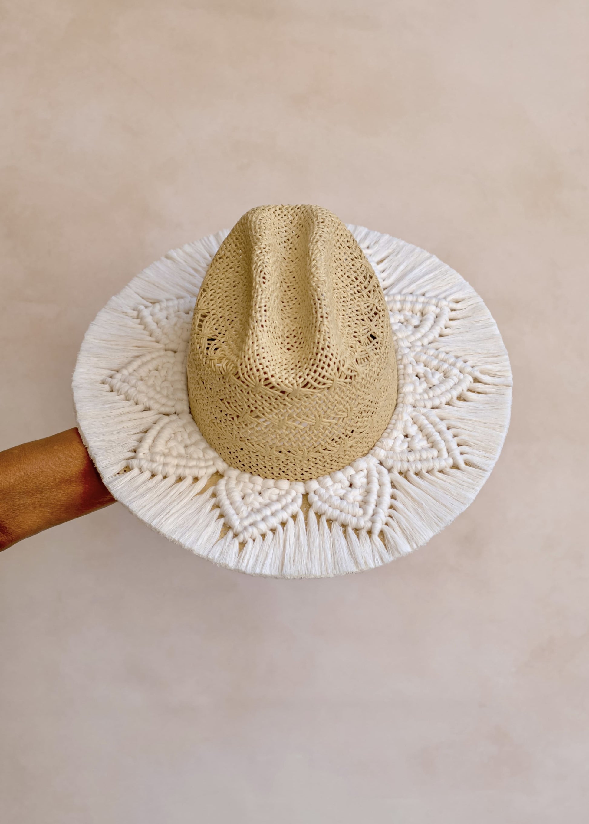 Sombrero Mandala de yute refinado y macramé hecho a mano - Horma americana con ala mediana - STELLINA