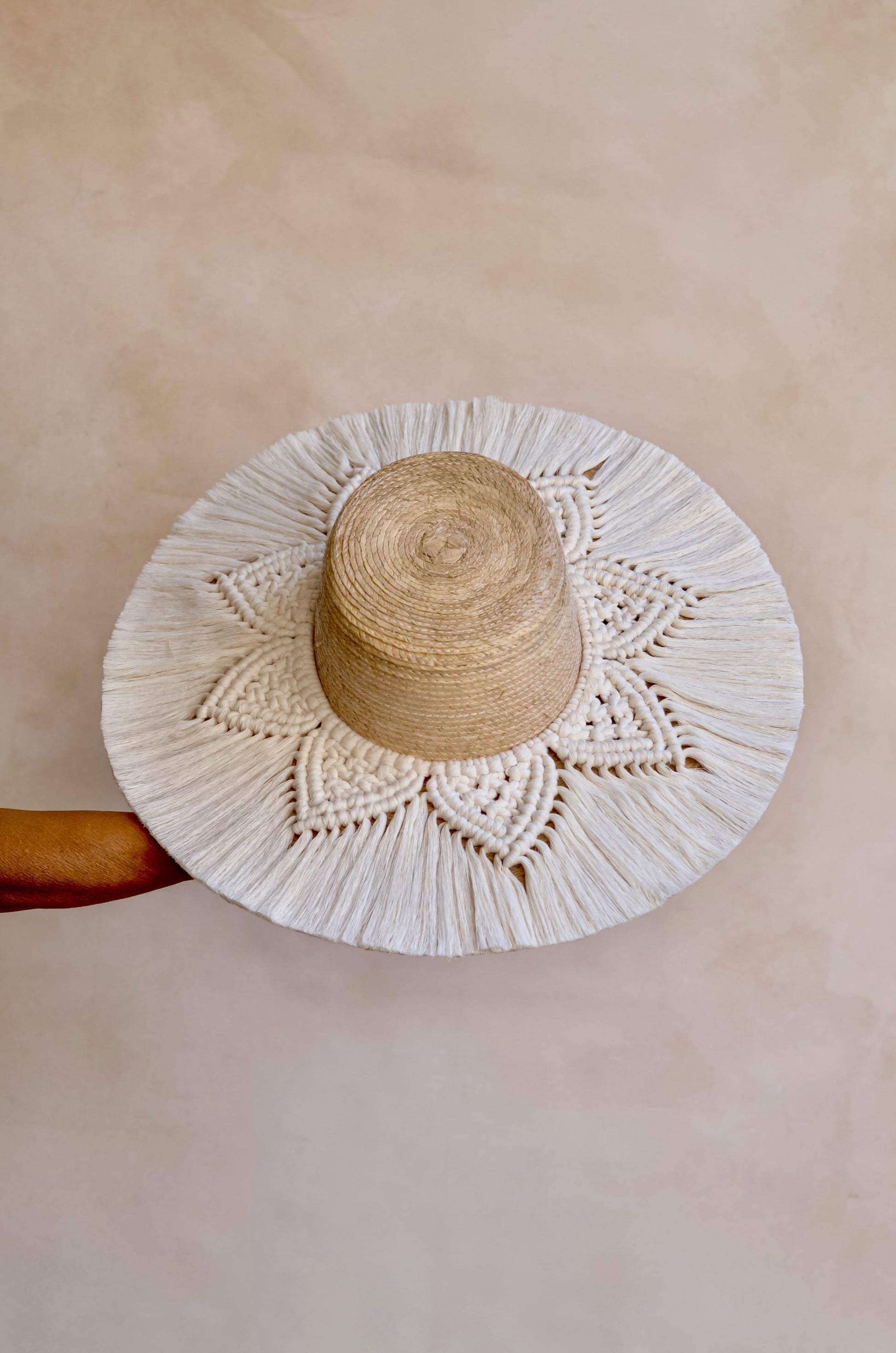 Sombrero playero de palma blanca con decoración macramé artesanal STELLINA