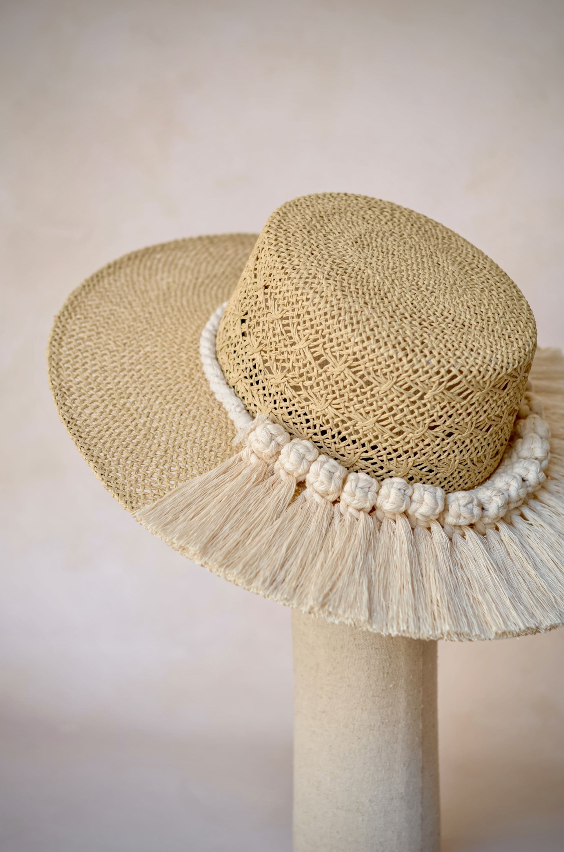 Sombrero Greta horma cordobés de yute refinado con toquilla de macramé - Vista angular - STELLINA