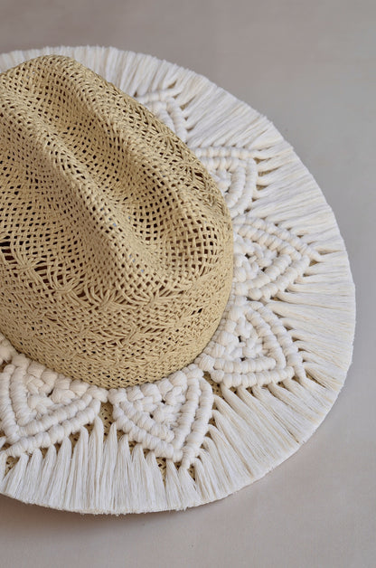 Sombrero Mandala de yute refinado con toquilla de macramé - Vista superior horma americana - STELLINA