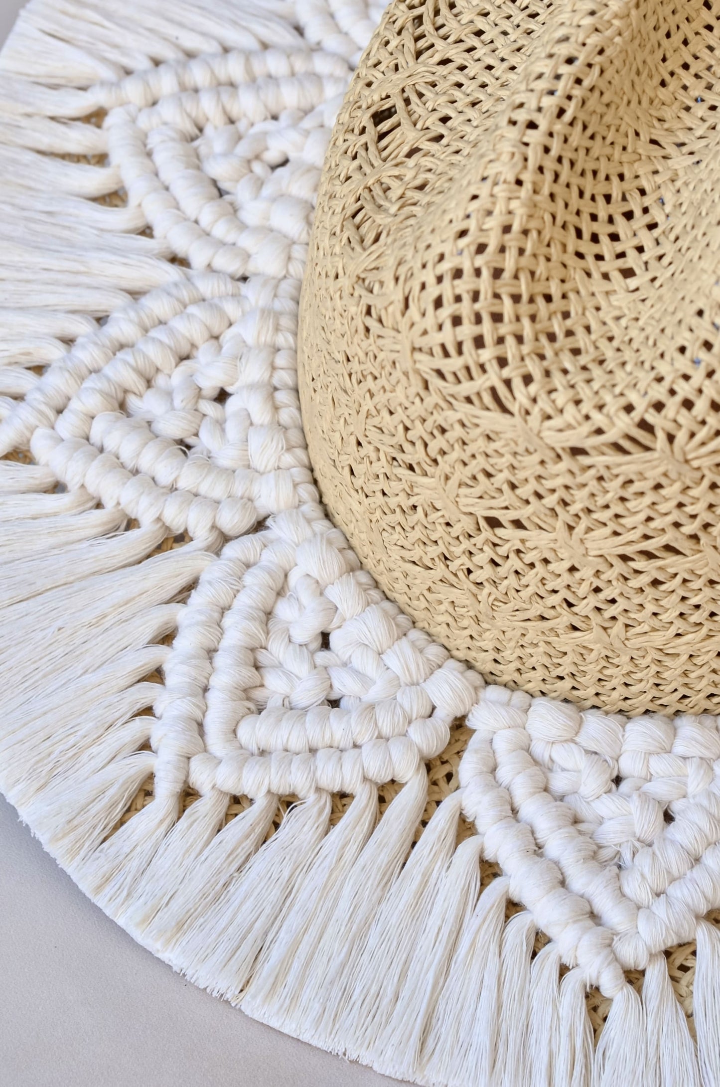 Detalle toquilla Mandala tejida a mano - Macramé de algodón sobre yute refinado - STELLINA