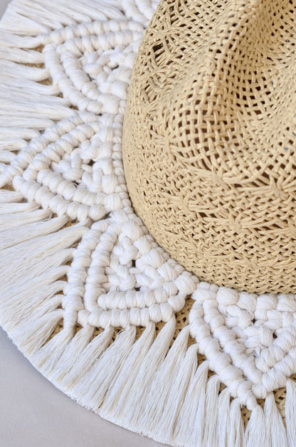 Detalle toquilla Mandala tejida a mano - Macramé de algodón sobre yute refinado - STELLINA