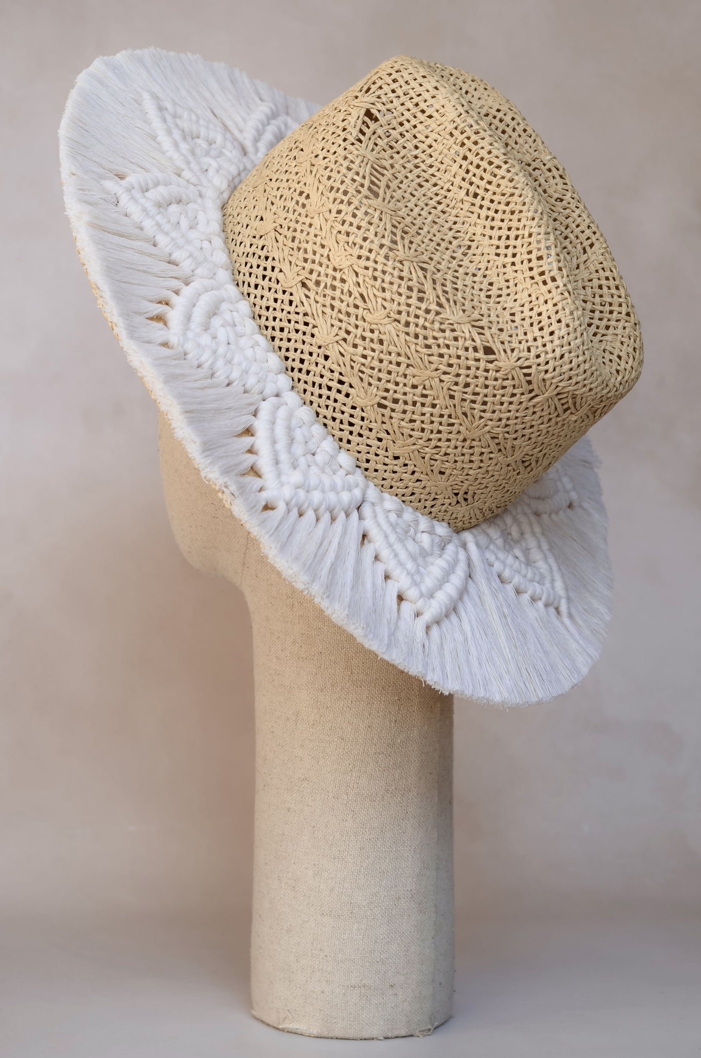 Sombrero Mandala horma americana - Perfil lateral con toquilla de macramé en yute refinado - STELLINA