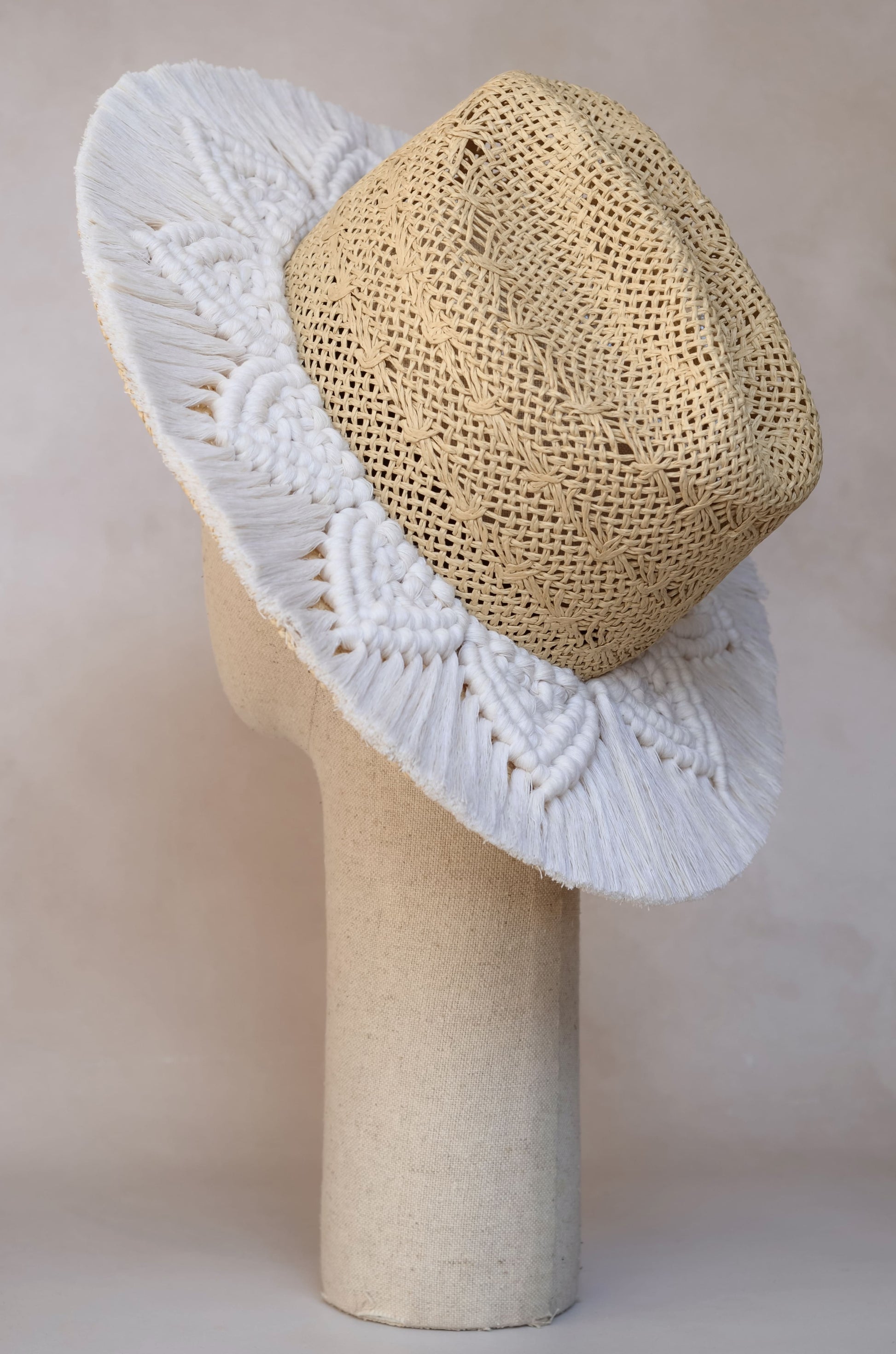 Sombrero Mandala horma americana - Perfil lateral con toquilla de macramé en yute refinado - STELLINA