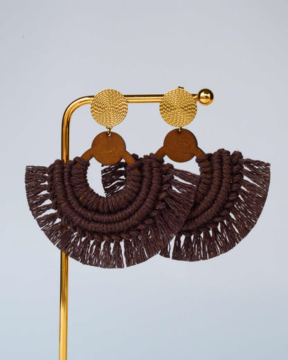 Aretes Oriana macramé chocolate - ligereza y elegancia artesanal