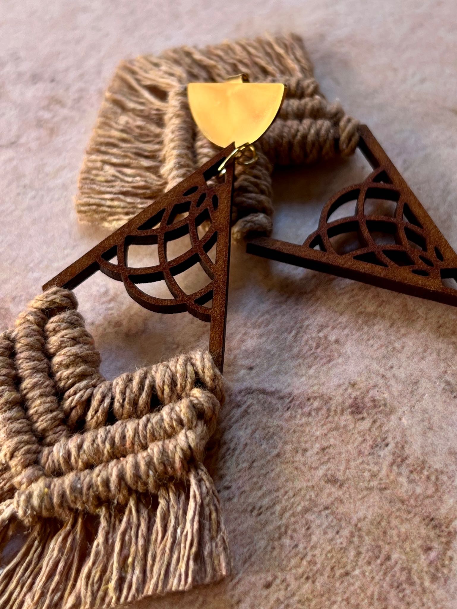 Detalle de tejido artesanal aretes macramé Sita color mocca