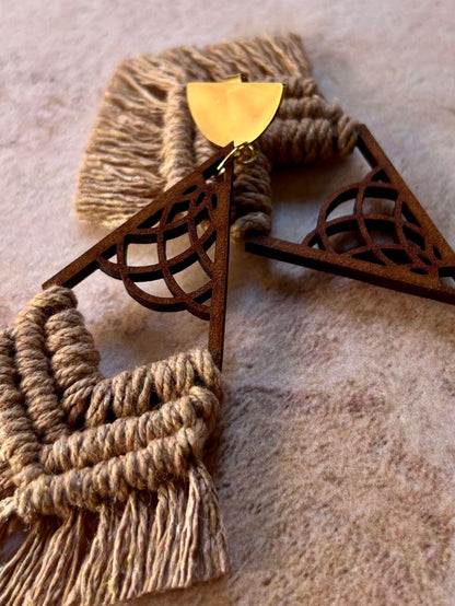 Detalle de tejido artesanal aretes macramé Sita color mocca
