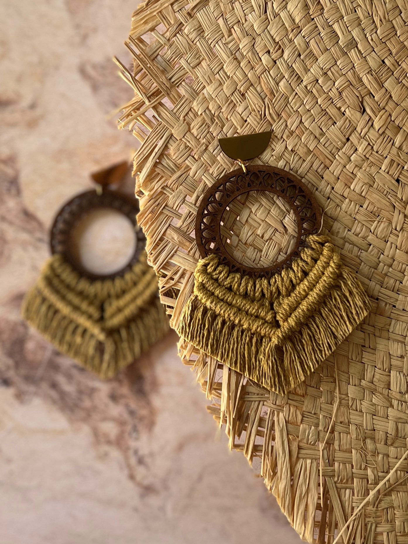 Aretes Durga de macramé color mostaza tejidos a mano - STELLINA