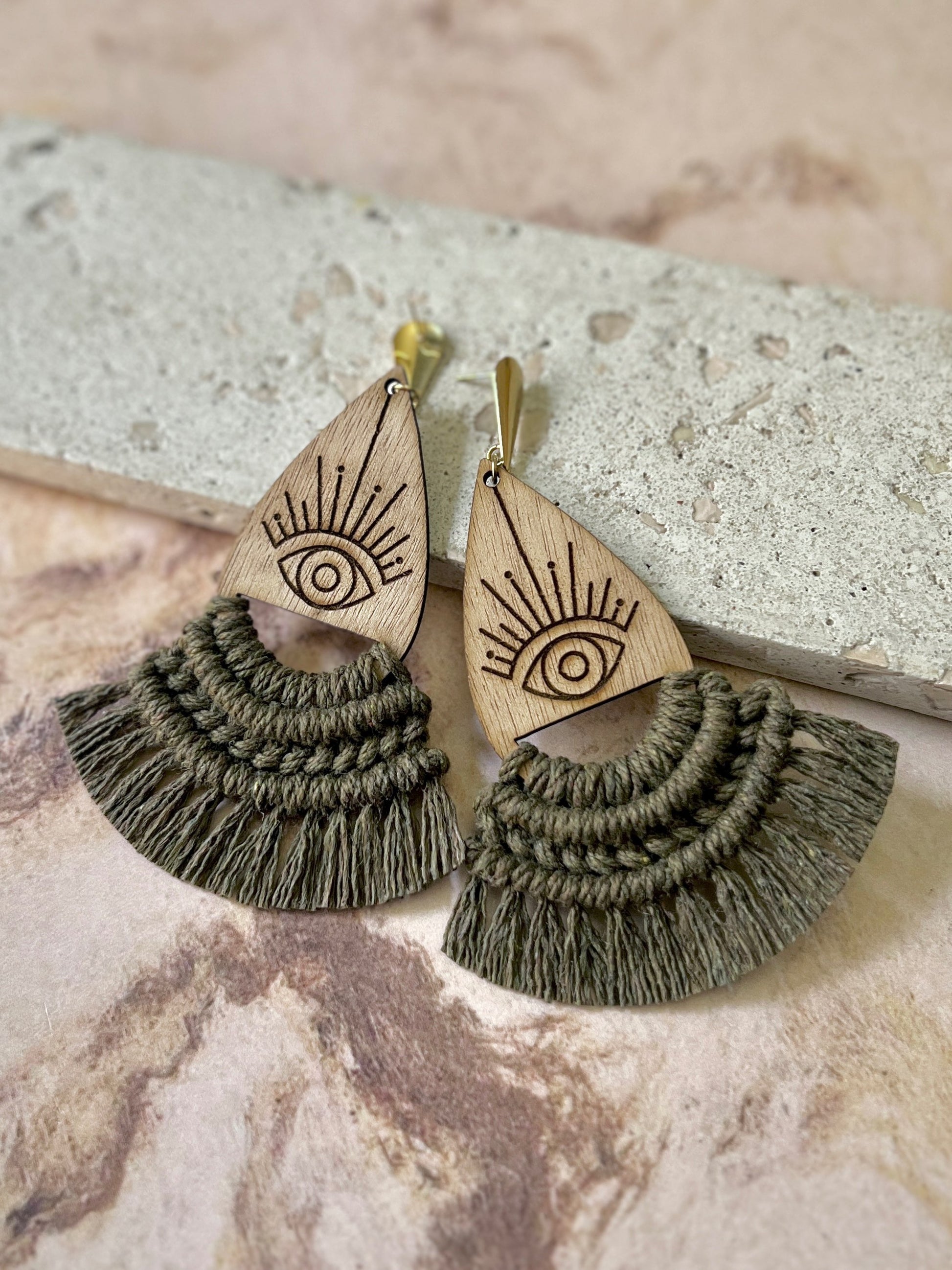 Aretes Lumen de macramé color olivo tejidos a mano - STELLINA