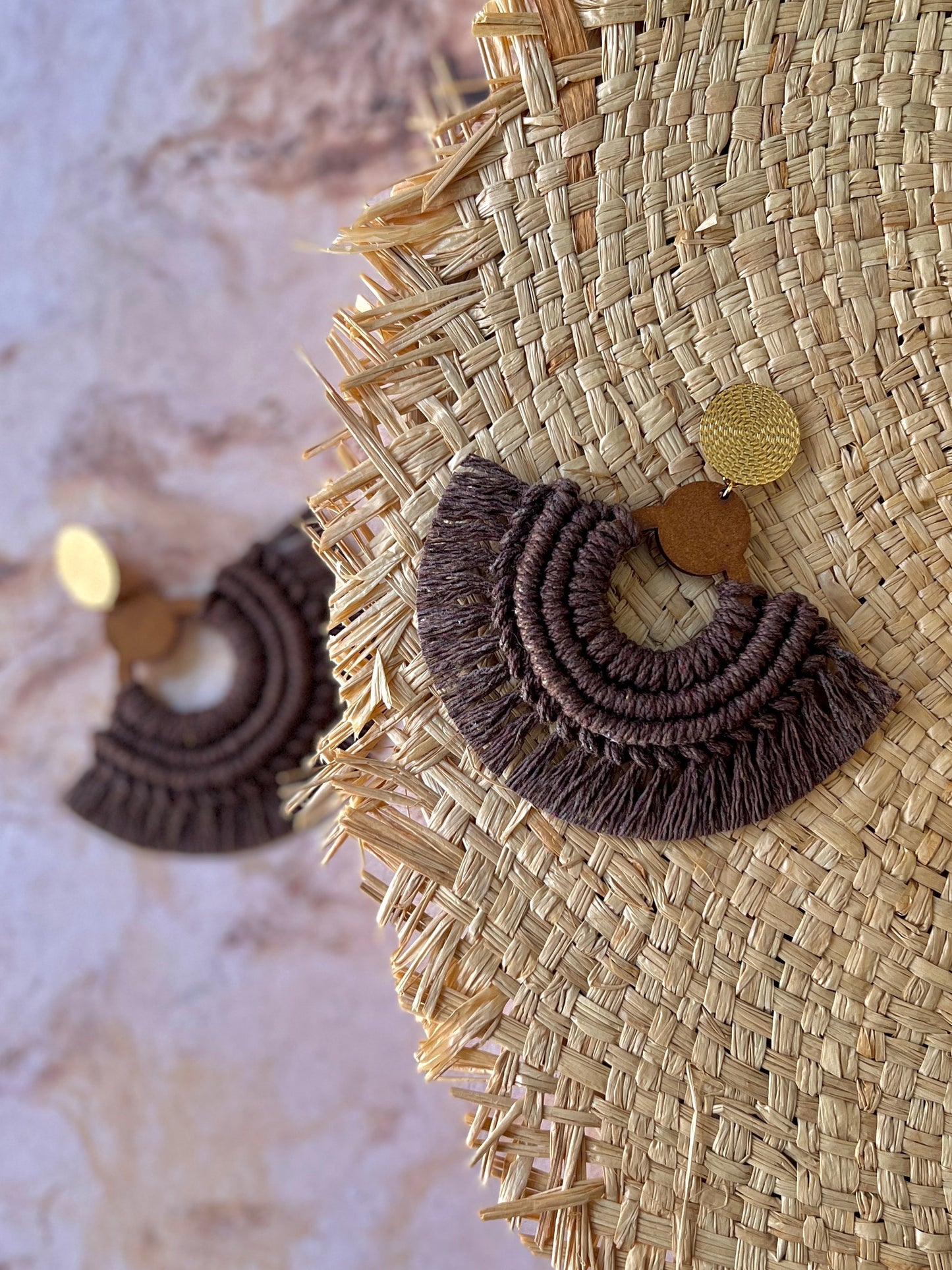 Textura y acabado aretes macramé Oriana hechos a mano