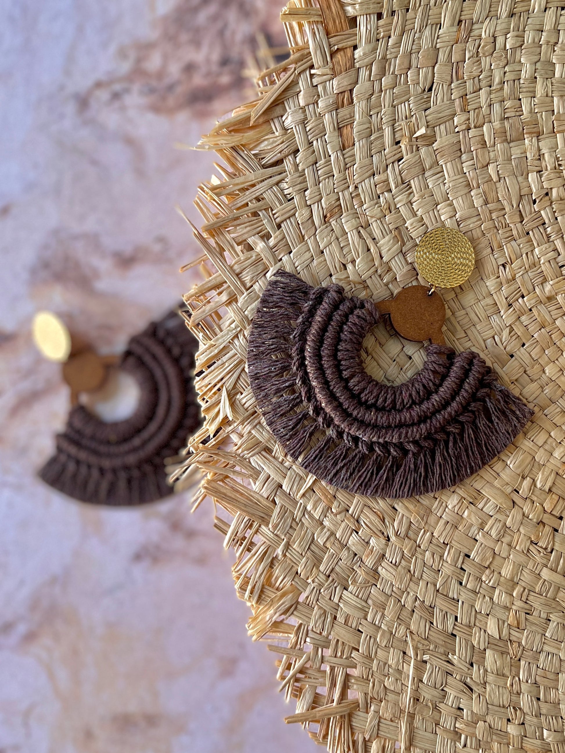 Textura y acabado aretes macramé Oriana hechos a mano