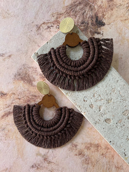 Aretes Oriana de macramé color chocolate tejidos a mano - STELLINA