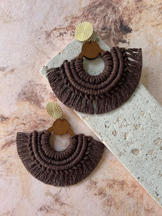 Aretes Oriana de macramé color chocolate tejidos a mano - STELLINA