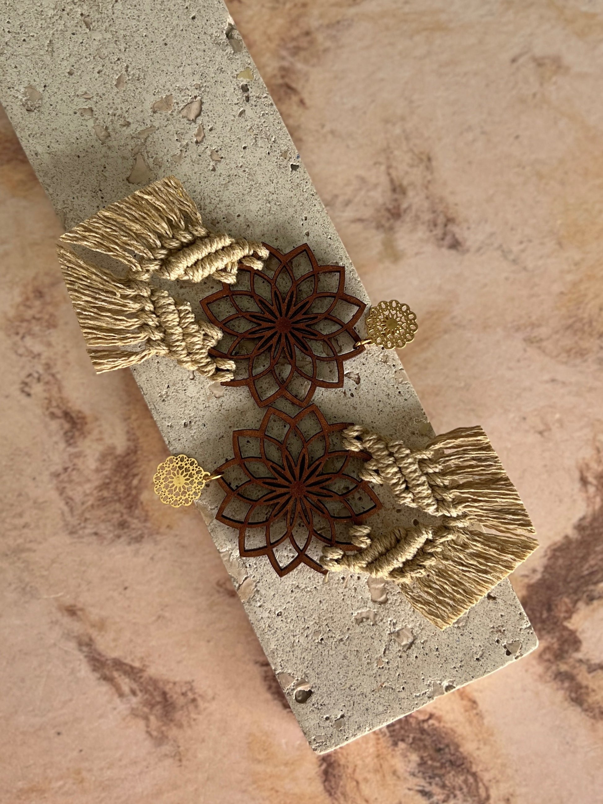 Aretes Maia de macramé color arena tejidos a mano - STELLINA