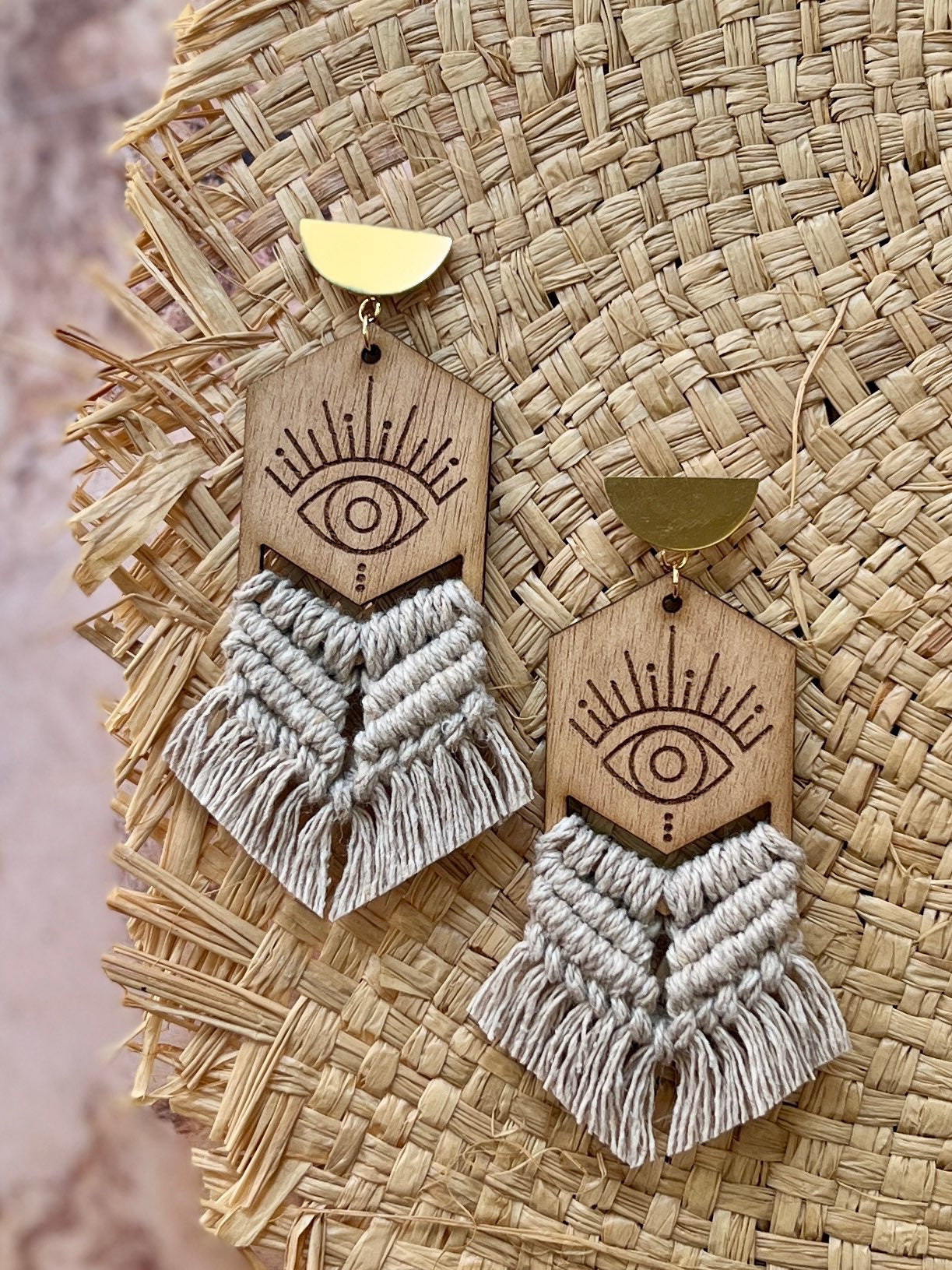 Aretes Ayn de macramé tono humo tejidos a mano - STELLINA