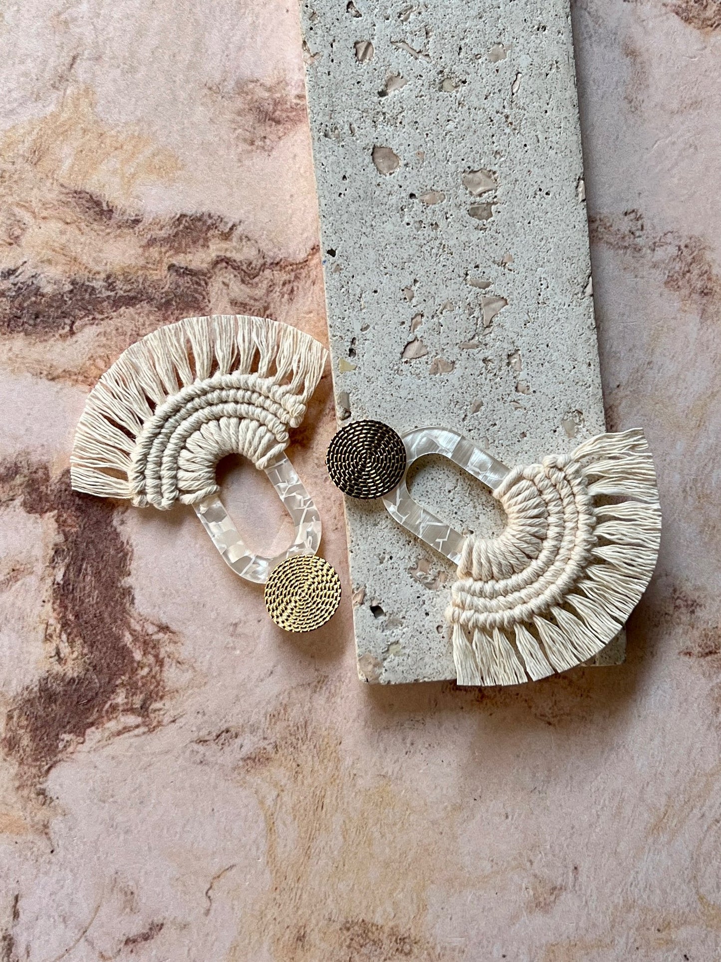 Aretes Nácar de macramé color crudo con base nácar tejidos a mano - STELLINA