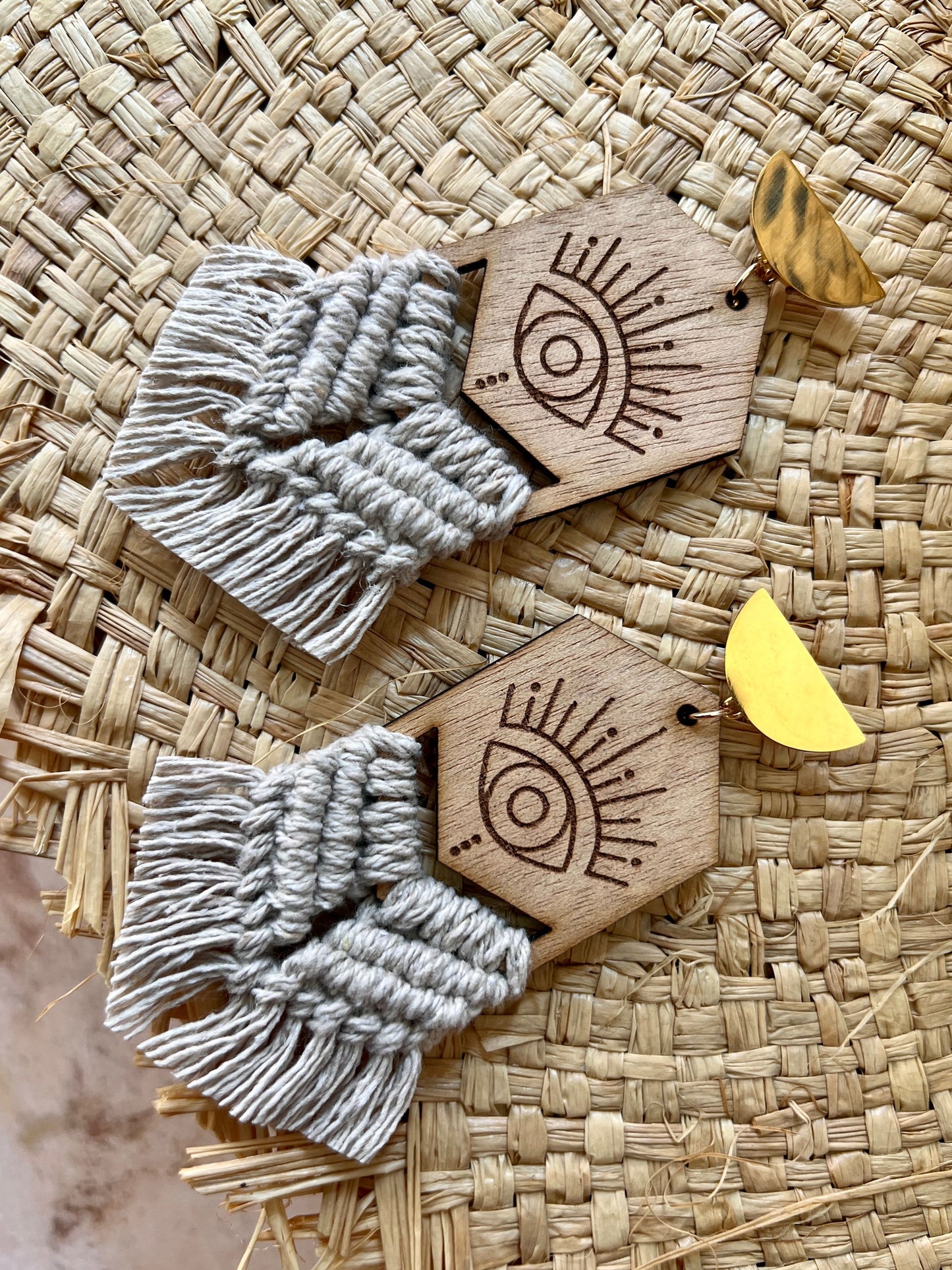 Textura y acabado aretes macramé Ayn hechos a mano