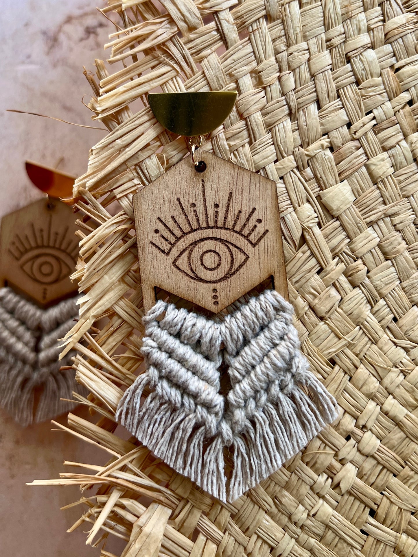 Detalle de tejido artesanal aretes macramé Ayn tono humo