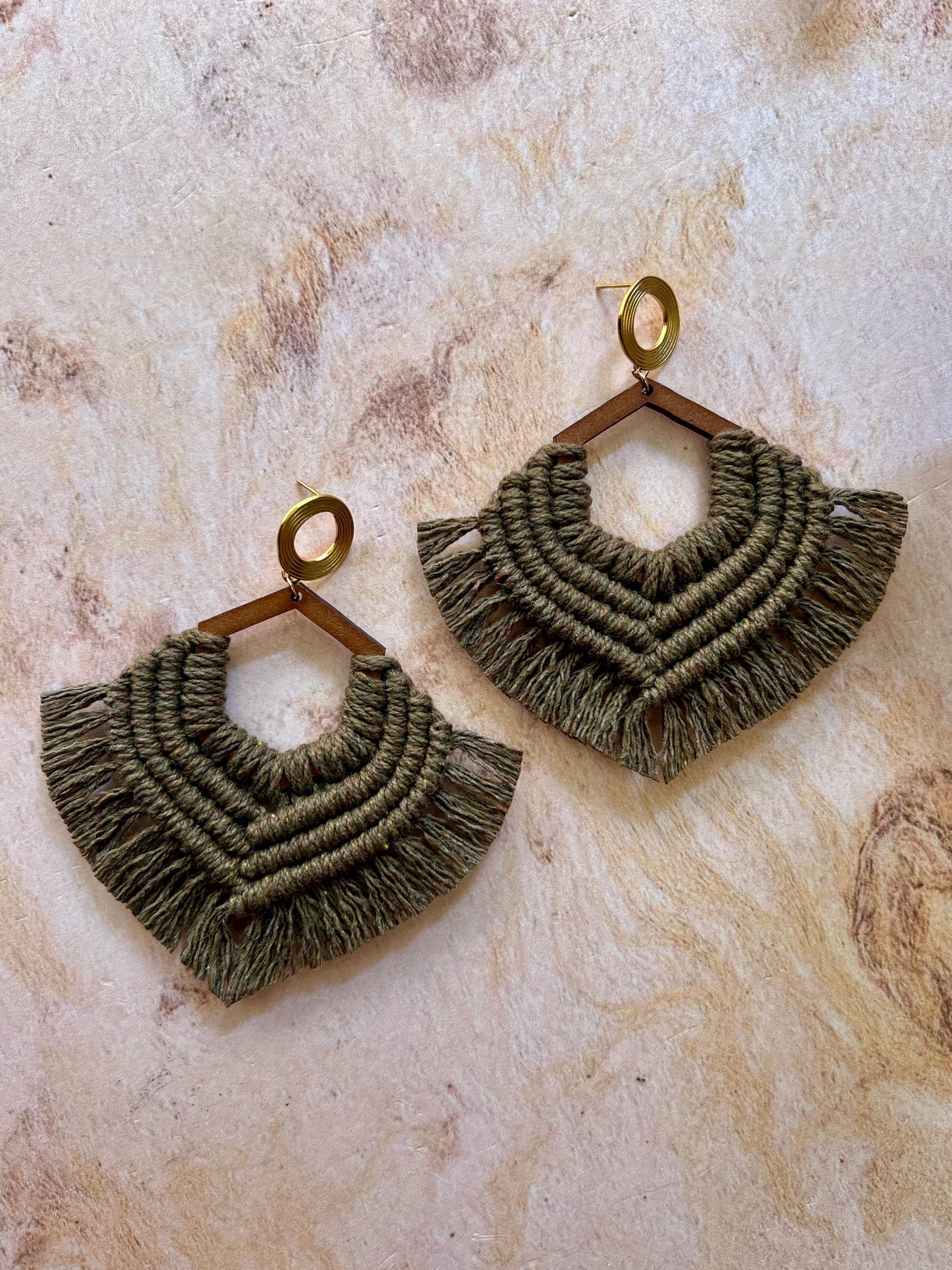 Aretes Alba de macramé tono olivo tejidos a mano - STELLINA