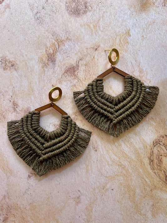 Aretes Alba de macramé tono olivo tejidos a mano - STELLINA