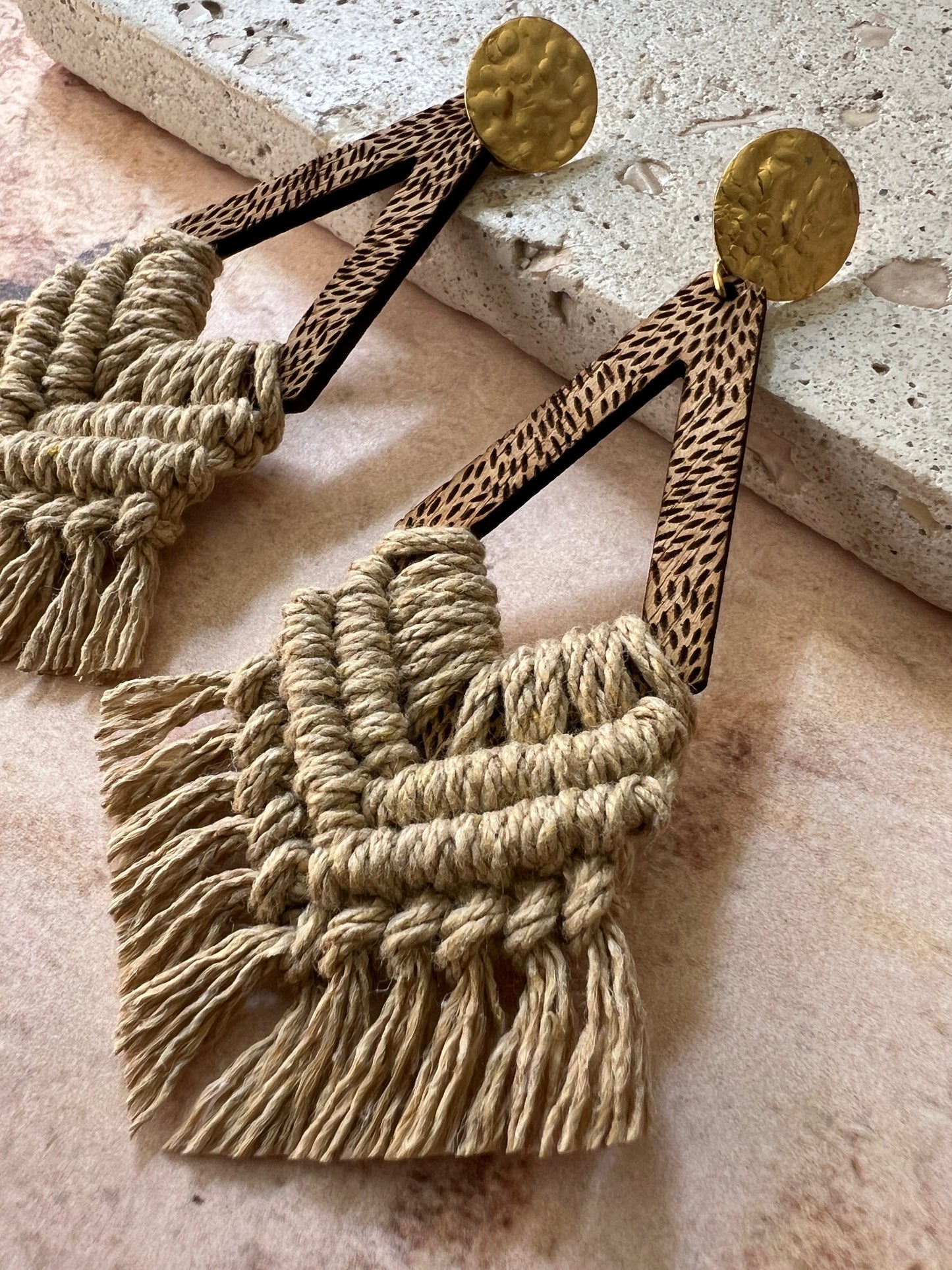 Textura y acabado aretes macramé Soma hechos a mano México