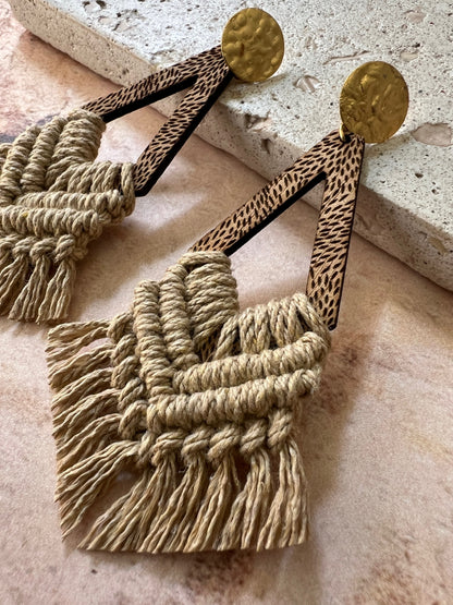 Textura y acabado aretes macramé Soma hechos a mano México