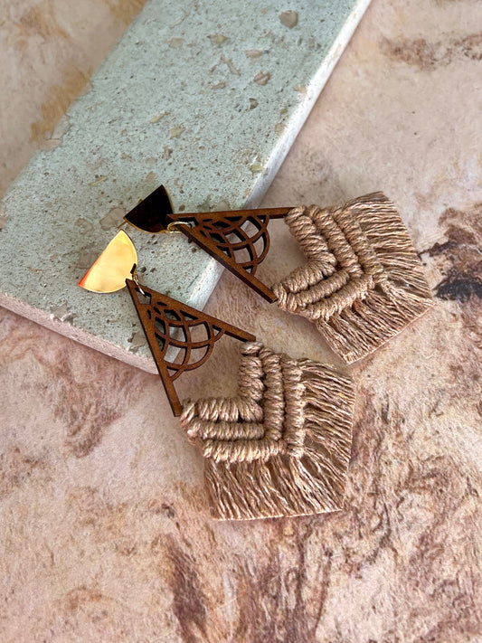 Aretes Sita de macramé color mocca tejidos a mano - STELLINA