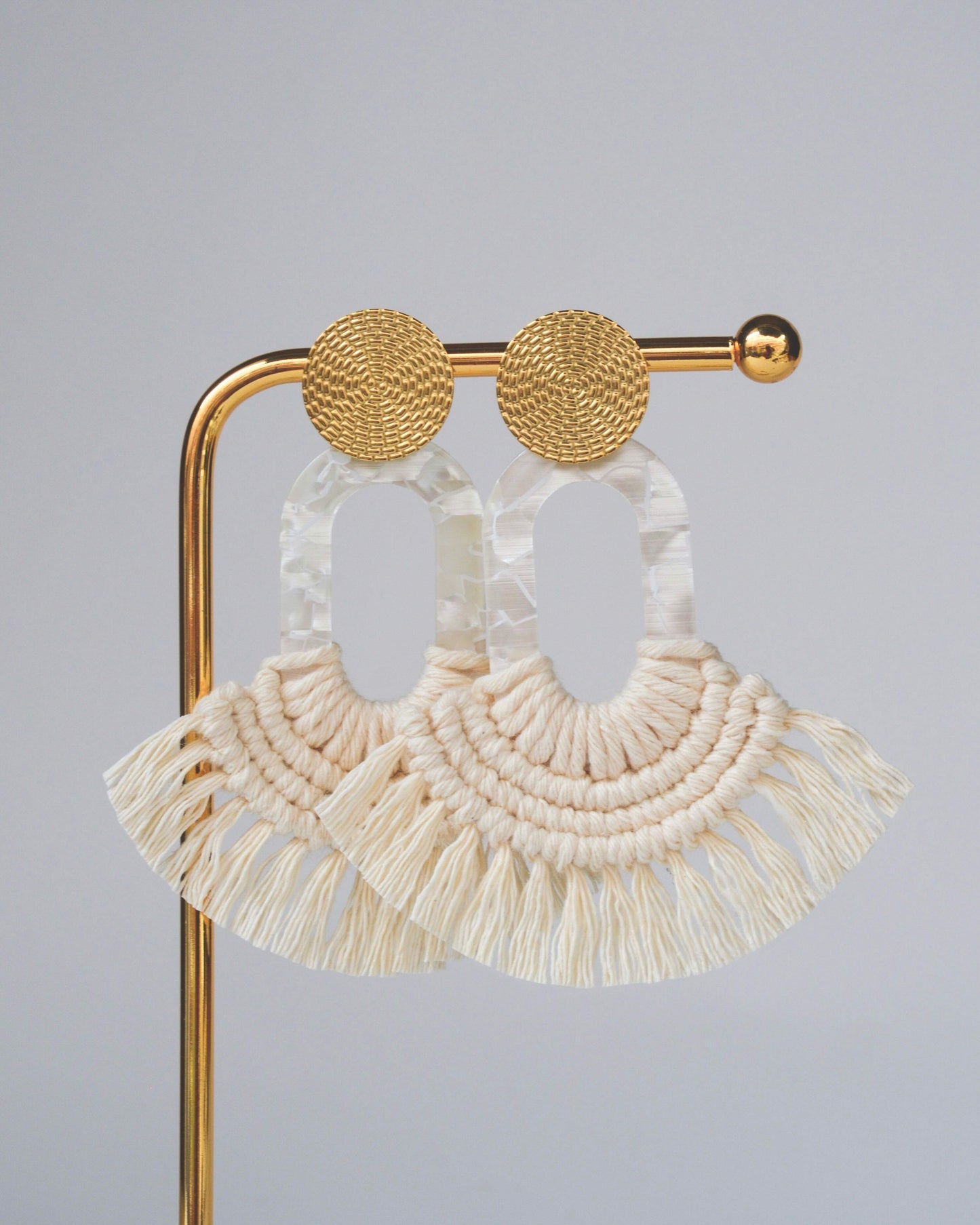 Textura y acabado aretes macramé Nácar hechos a mano