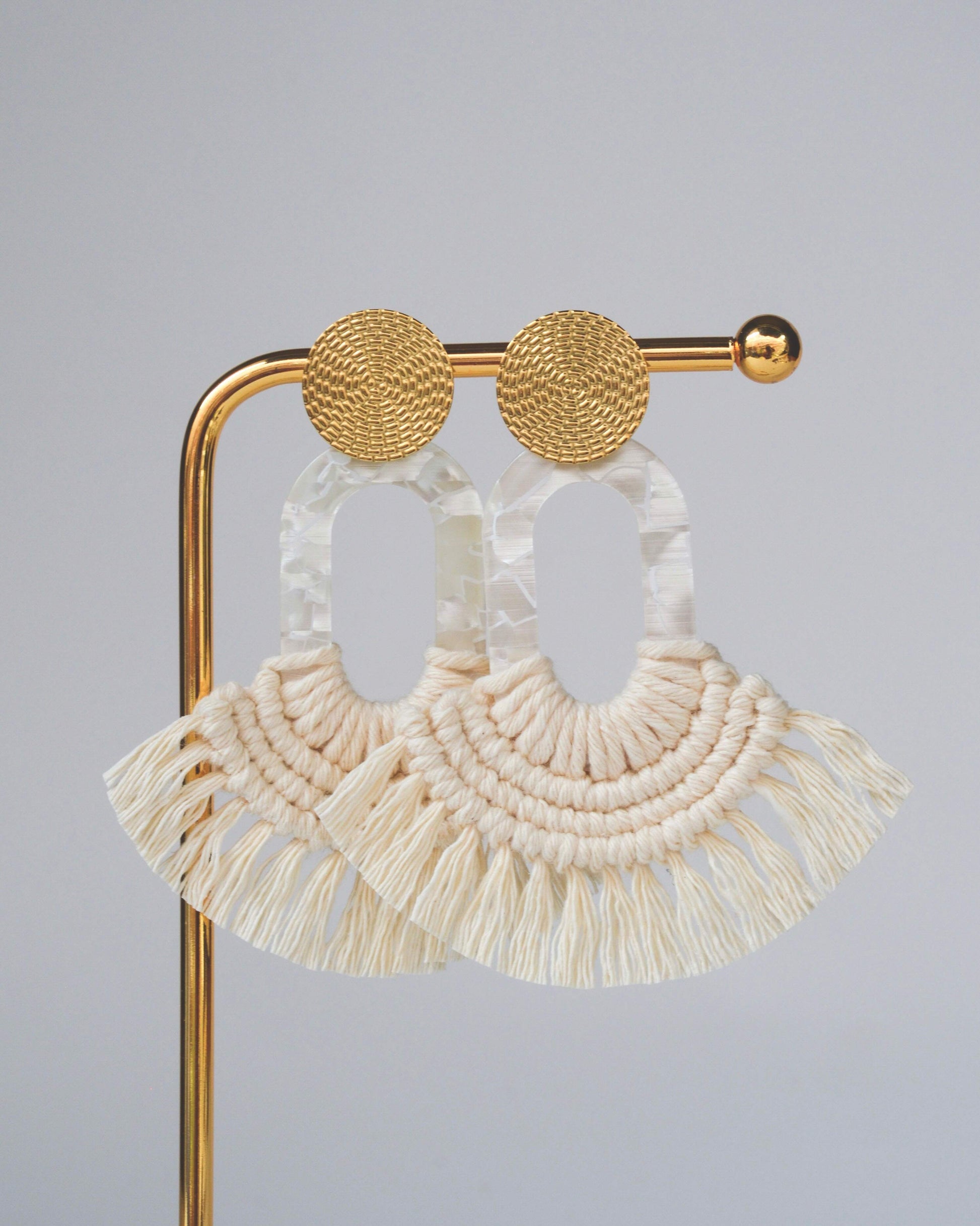 Textura y acabado aretes macramé Nácar hechos a mano