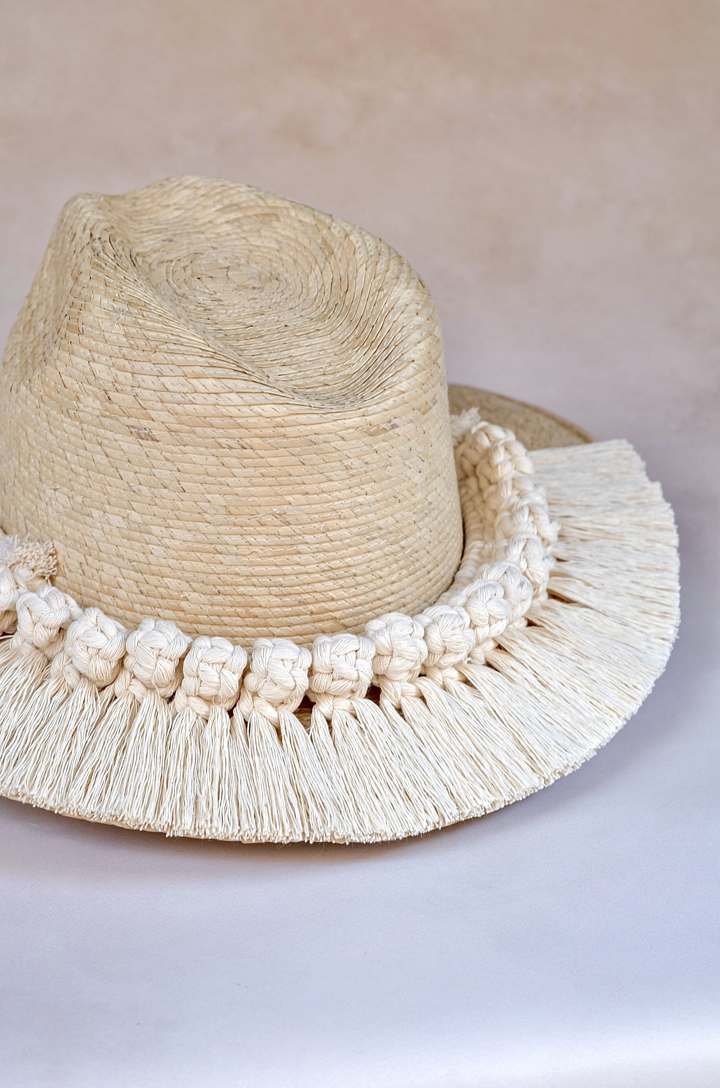 Detalle toquilla Greta tejida a mano - Macramé de algodón sobre palma blanca horma explorer - STELLINA