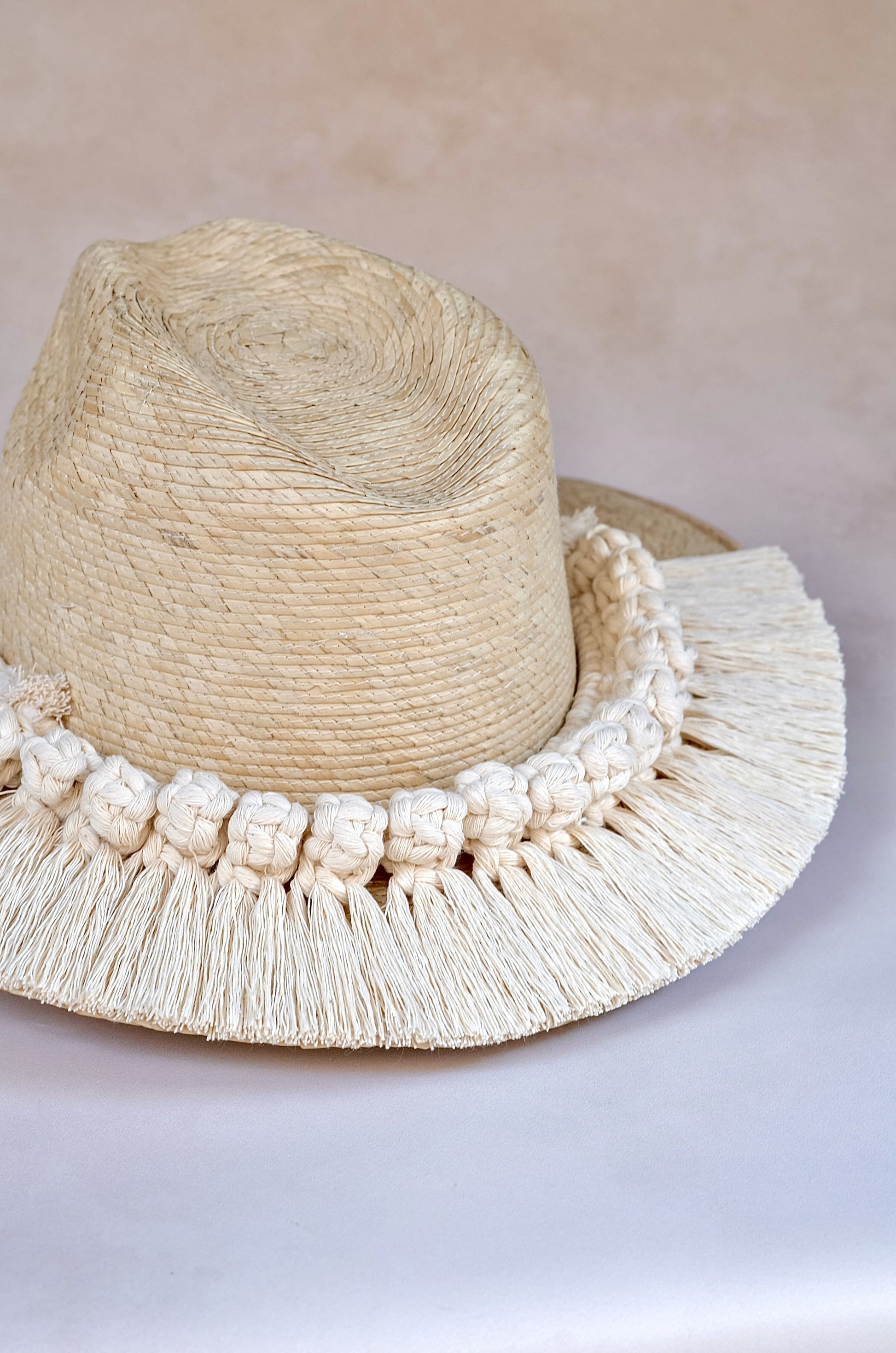 Detalle toquilla Greta tejida a mano - Macramé de algodón sobre palma blanca horma explorer - STELLINA