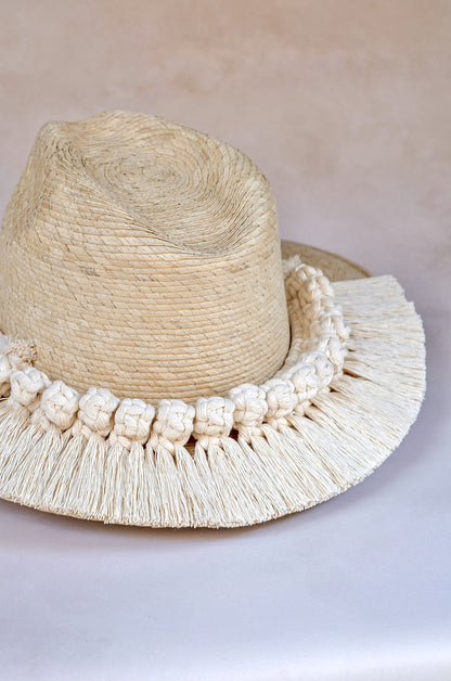 Detalle toquilla Greta tejida a mano - Macramé de algodón sobre palma blanca horma explorer - STELLINA