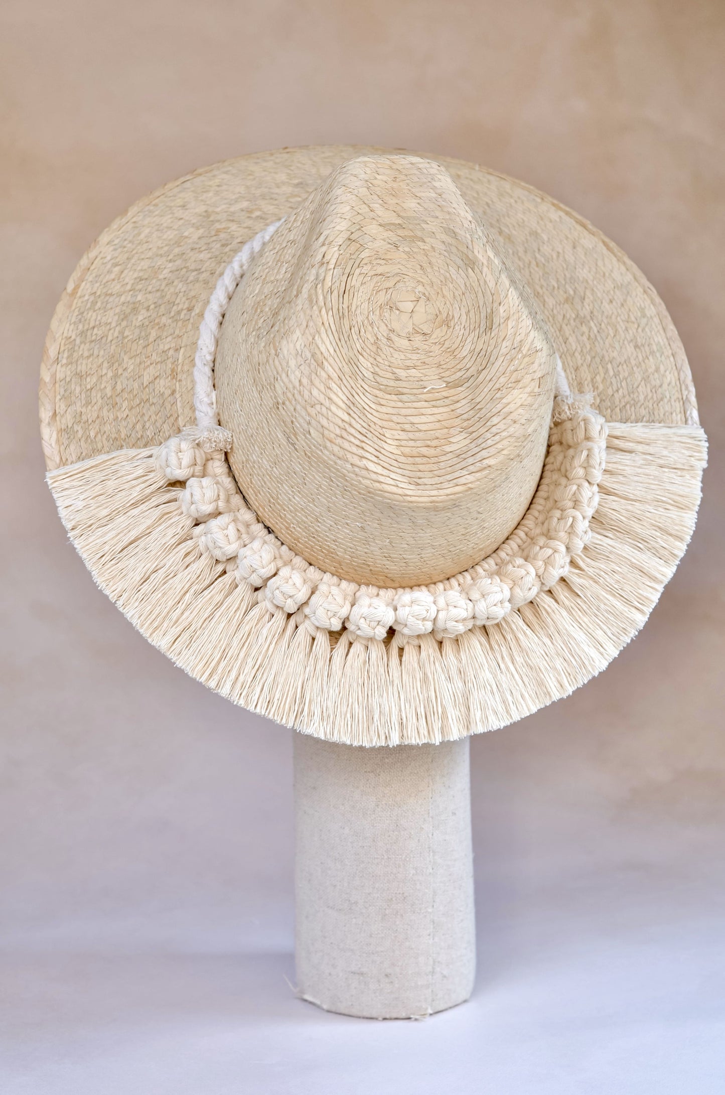 ombrero Greta explorer con toquilla de macramé - Vista trasera palma blanca artesanal - STELLINA