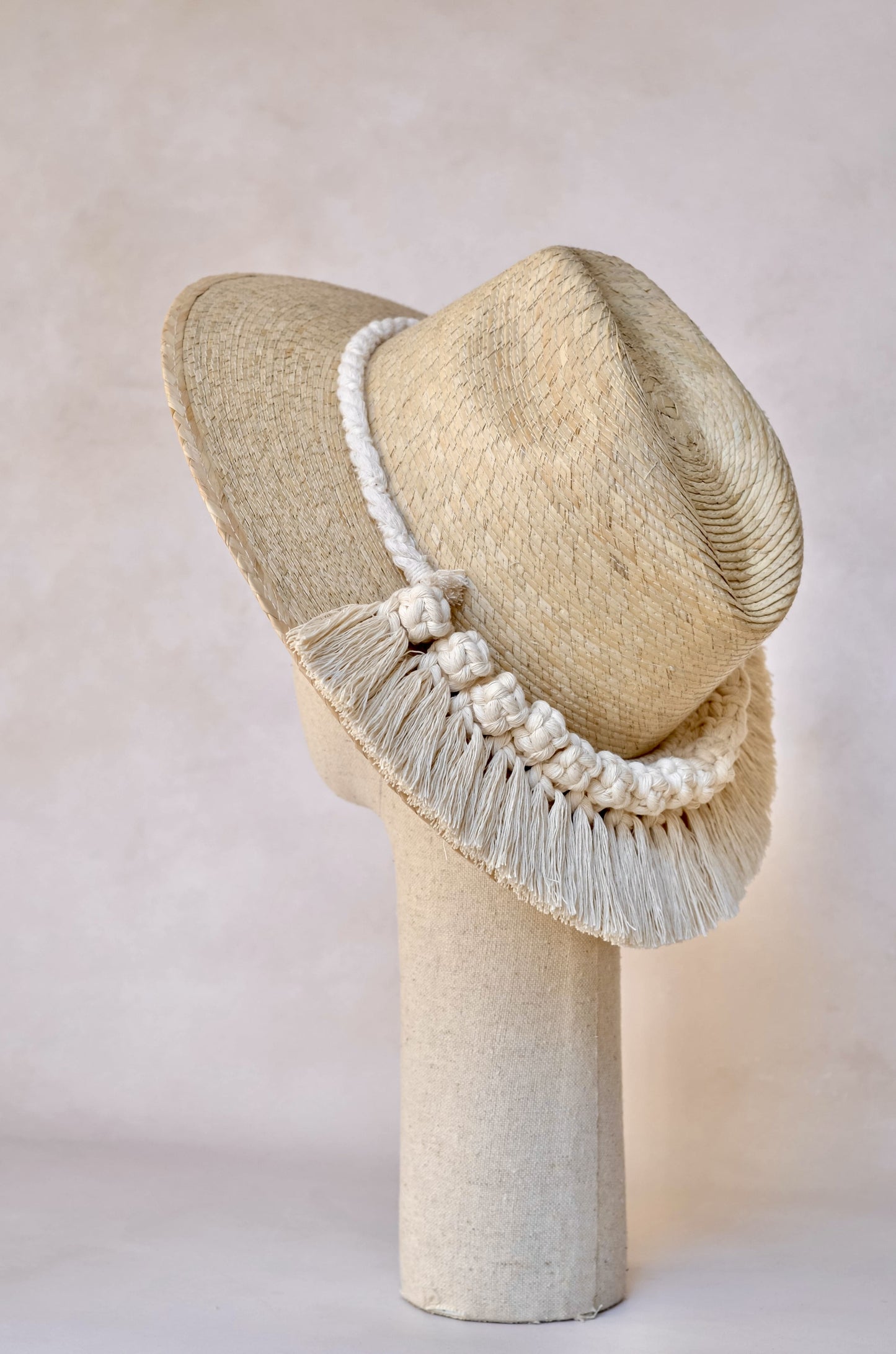 Sombrero artesanal Greta - Perfil lateral palma blanca horma explorer con macramé - STELLINA
