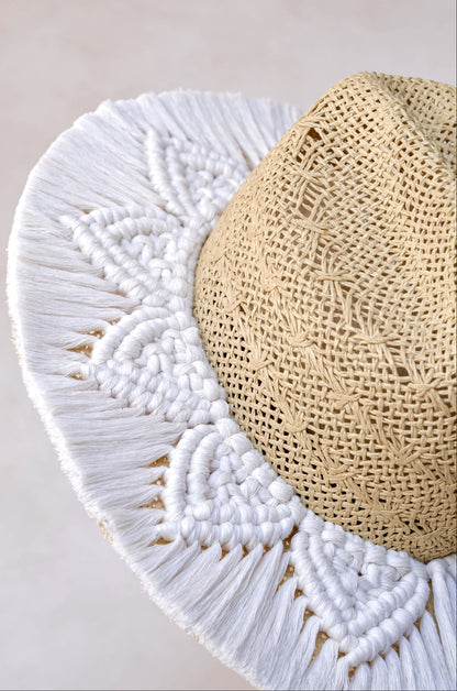 Close-up ala sombrero Mandala - Textura yute refinado con toquilla de macramé artesanal - STELLINA