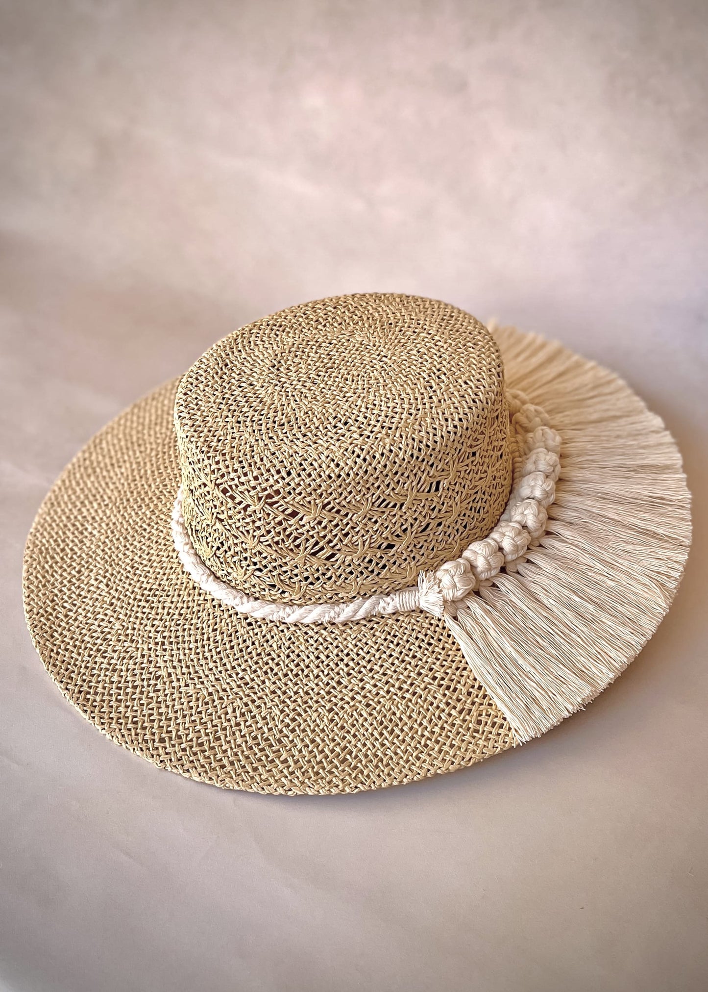 Sombrero Greta de yute refinado - Horma cordobés con macramé artesanal - STELLINA